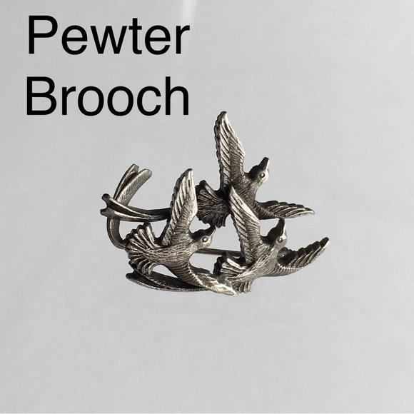 Jewelry - Pewter Flying Swallows Birds Brooch Lapel Pin 1”